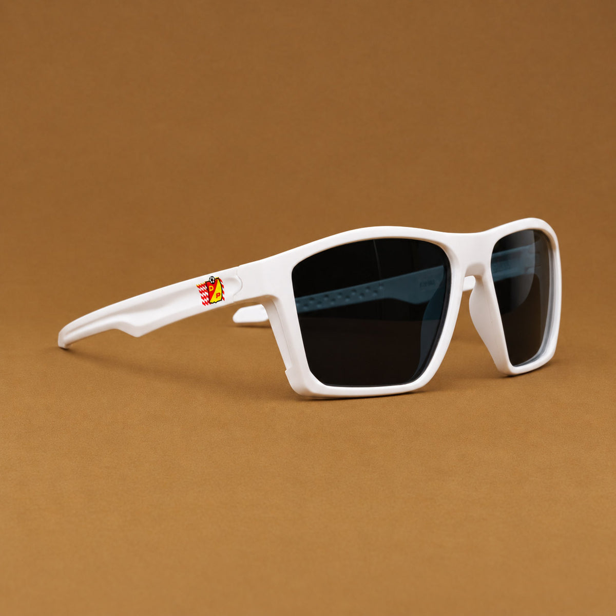 Gafas de sol deportivas blancas con escudo del Deportivo Pereira en varilla Piclek
