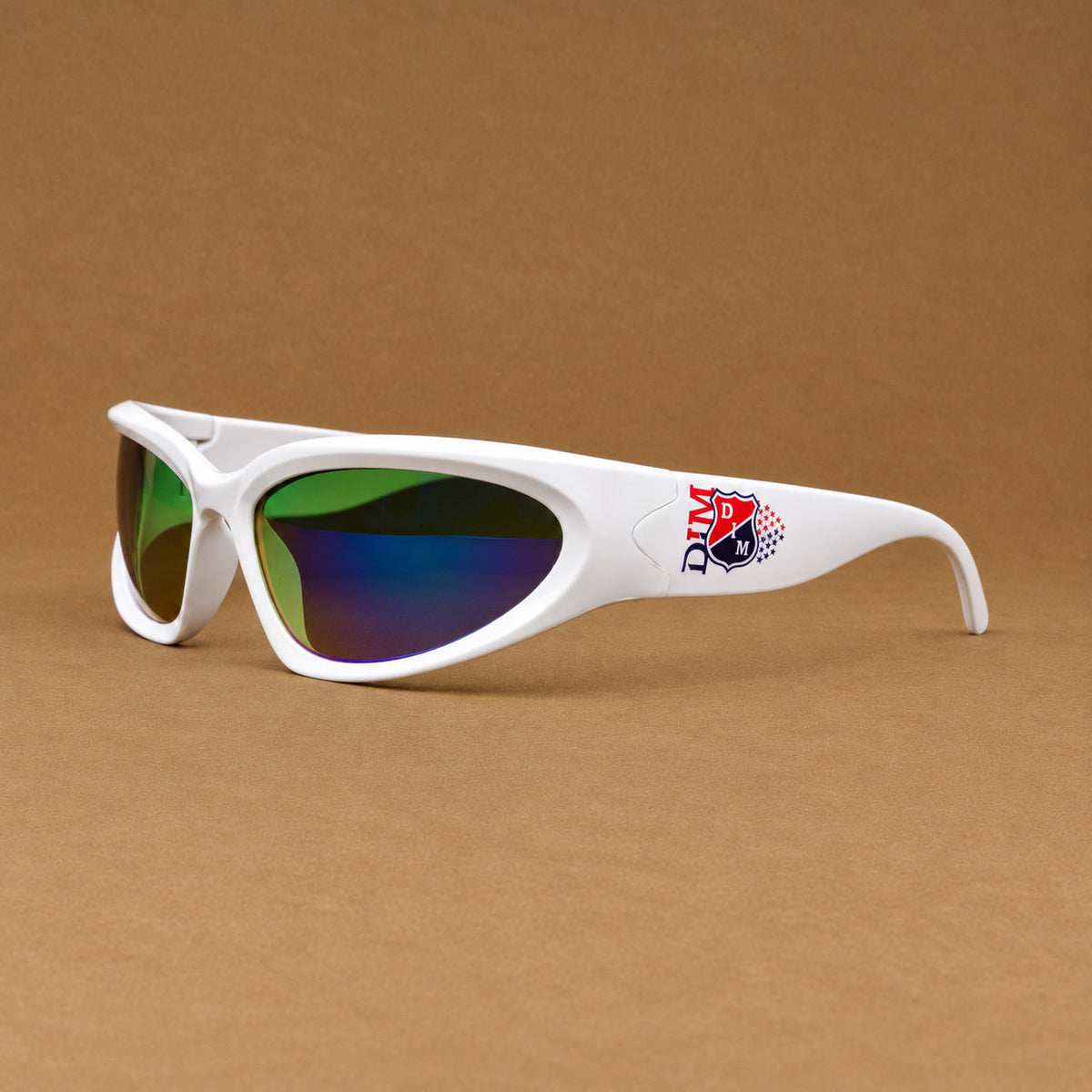 Gafas de sol deportivas blancas con escudo de Independiente Medellin DIM y lentes tornasol Piclek
