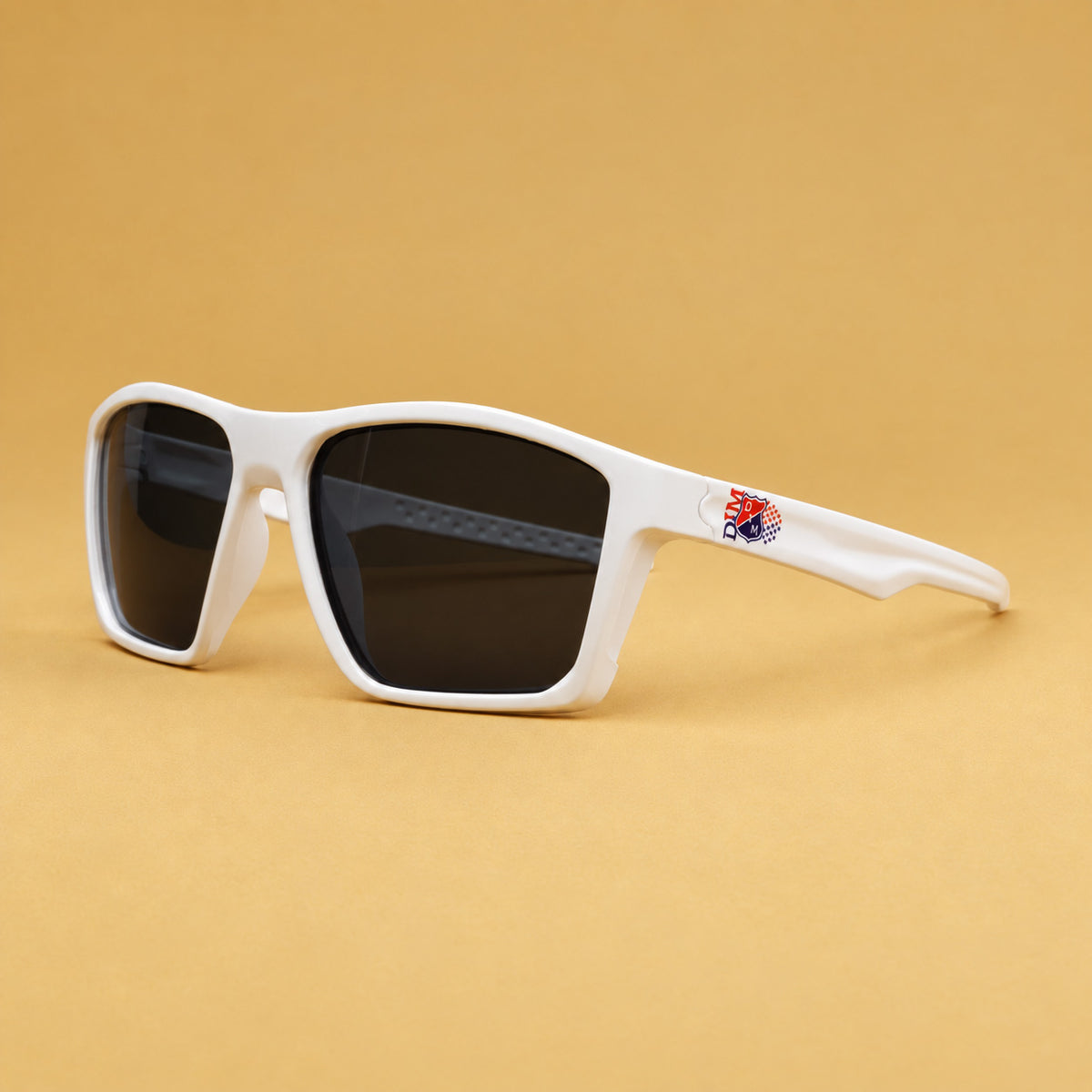 Gafas de sol deportivas blancas con escudo de Independiente Medellin DIM en varilla Piclek