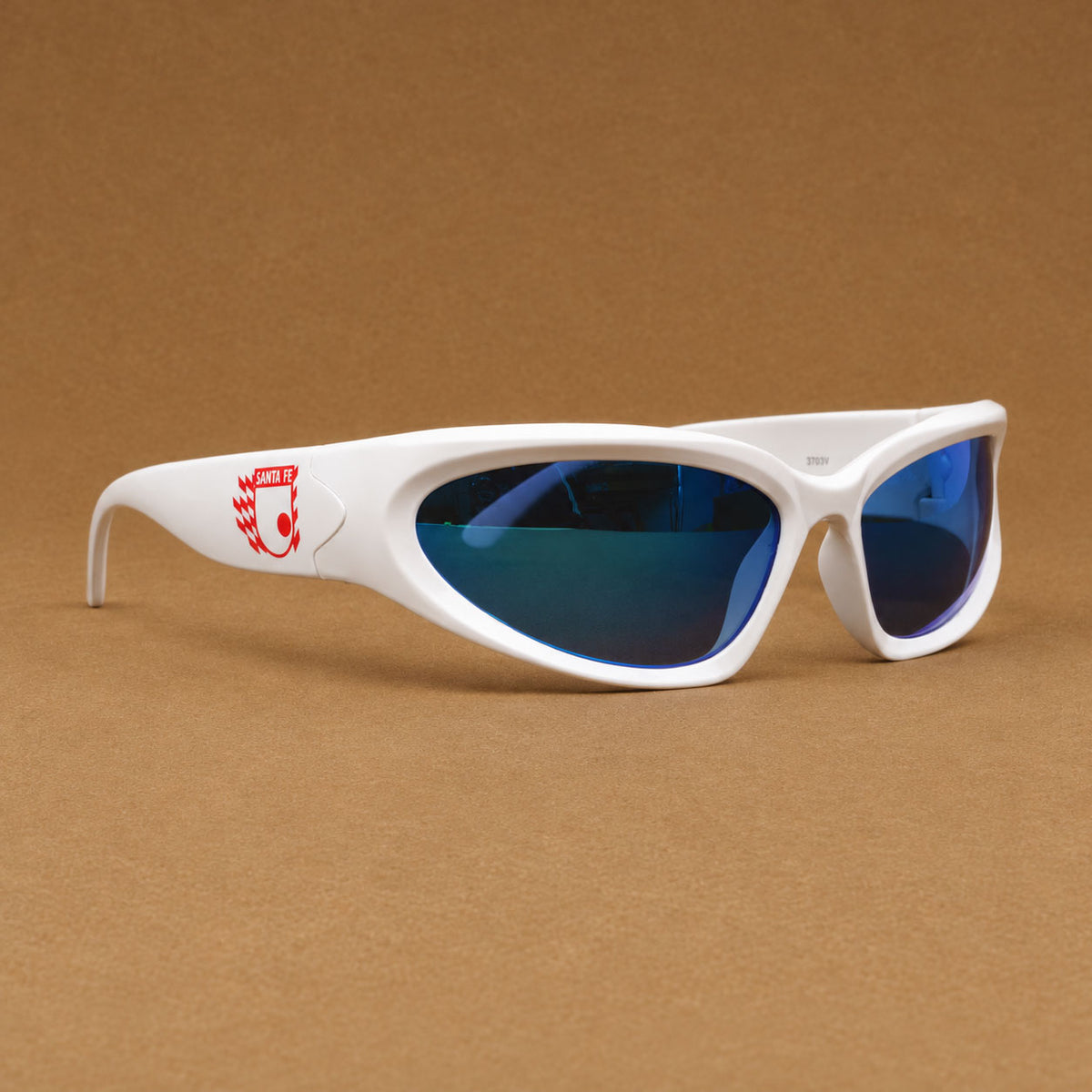Gafas de sol deportivas blancas con escudo de Independiente Santa Fe en varilla Piclek