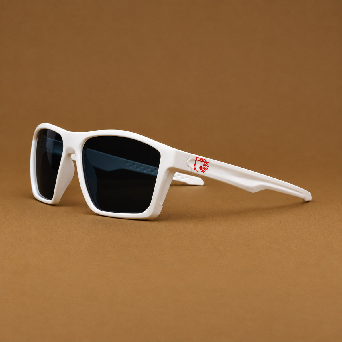 Gafas de sol deportivas blancas con escudo de Independiente Santa Fe en varilla Piclek