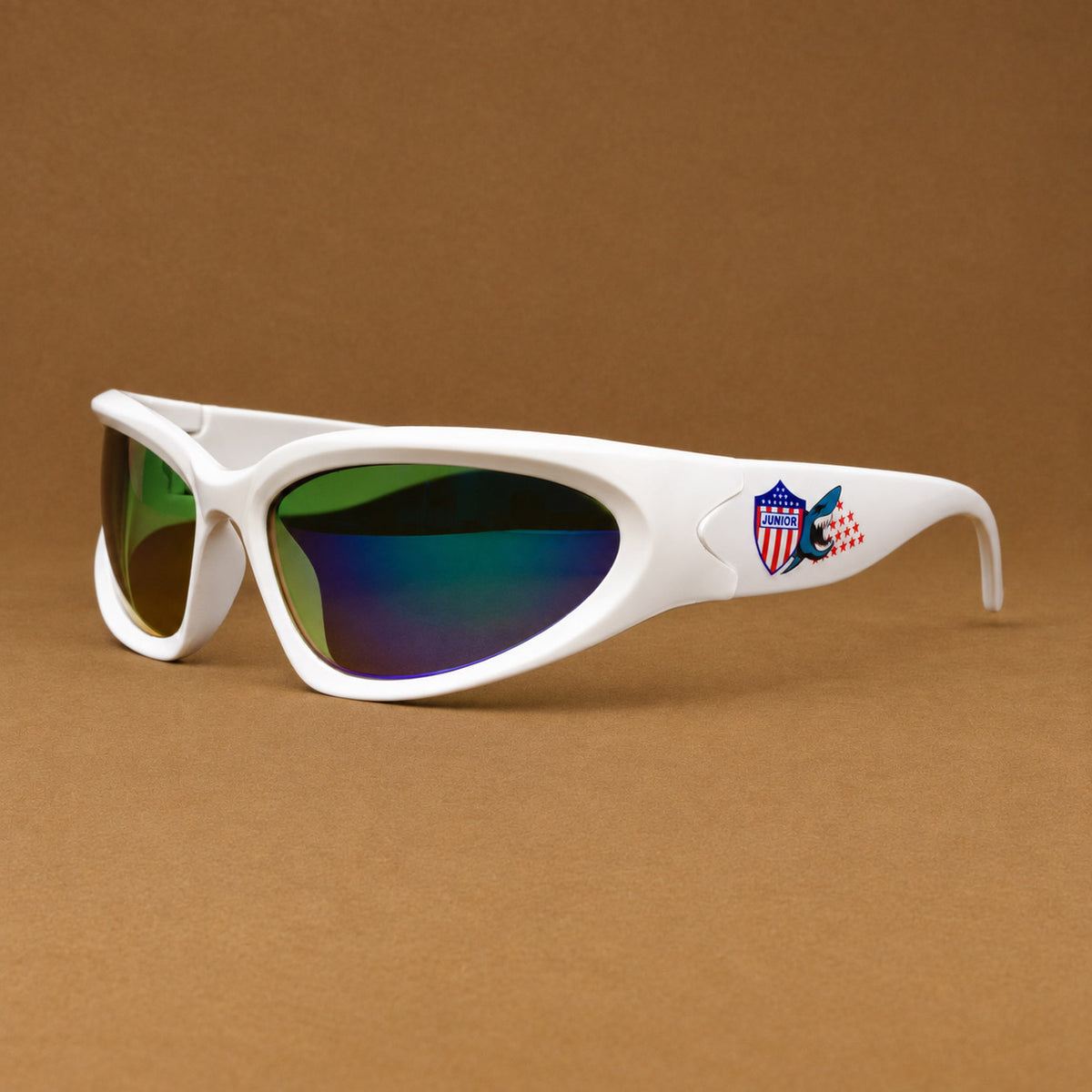 Gafas de sol deportivas blancas con escudo de Junior de Barranquilla y diseno de tiburon Piclek