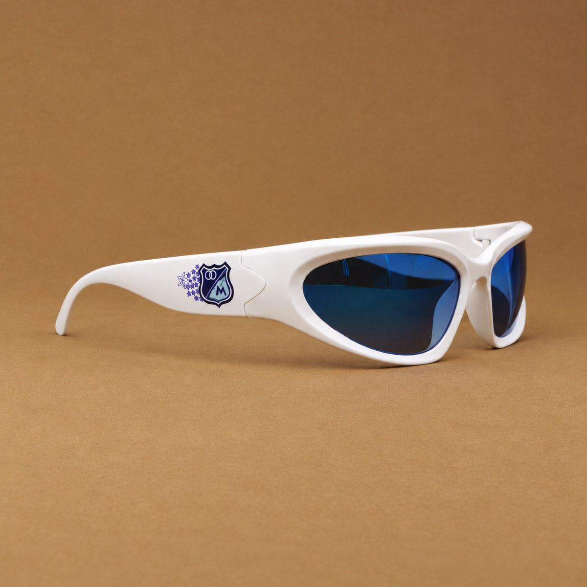 Gafas de sol deportivas blancas con escudo de Millonarios y estrellas en varilla Piclek