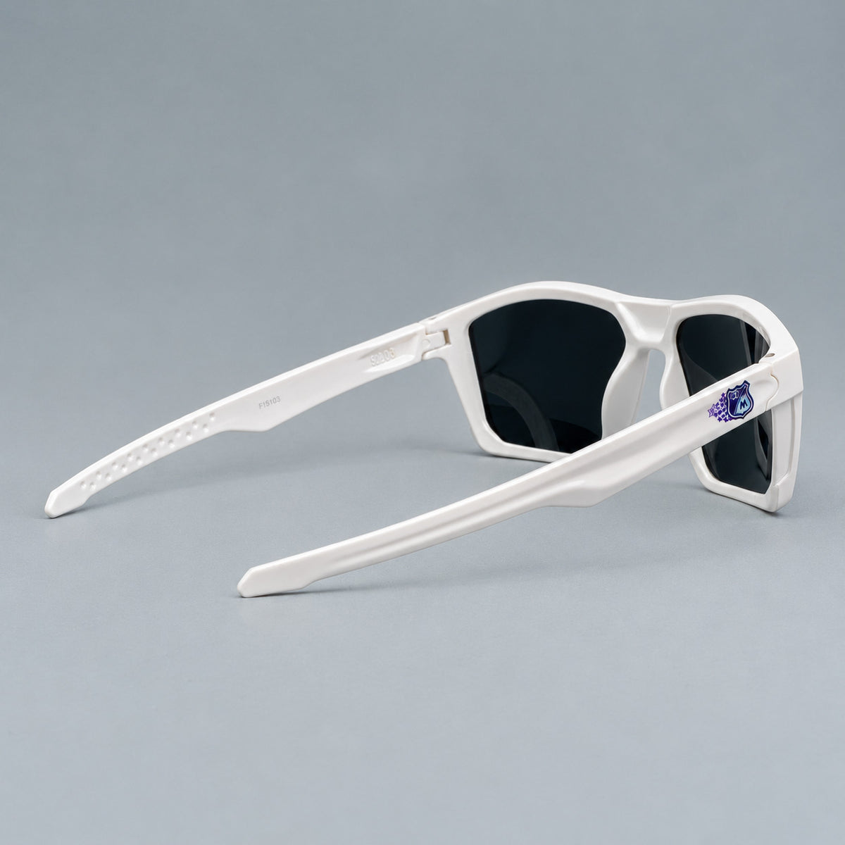 Gafas de sol deportivas blancas con escudo de Millonarios en varilla Piclek