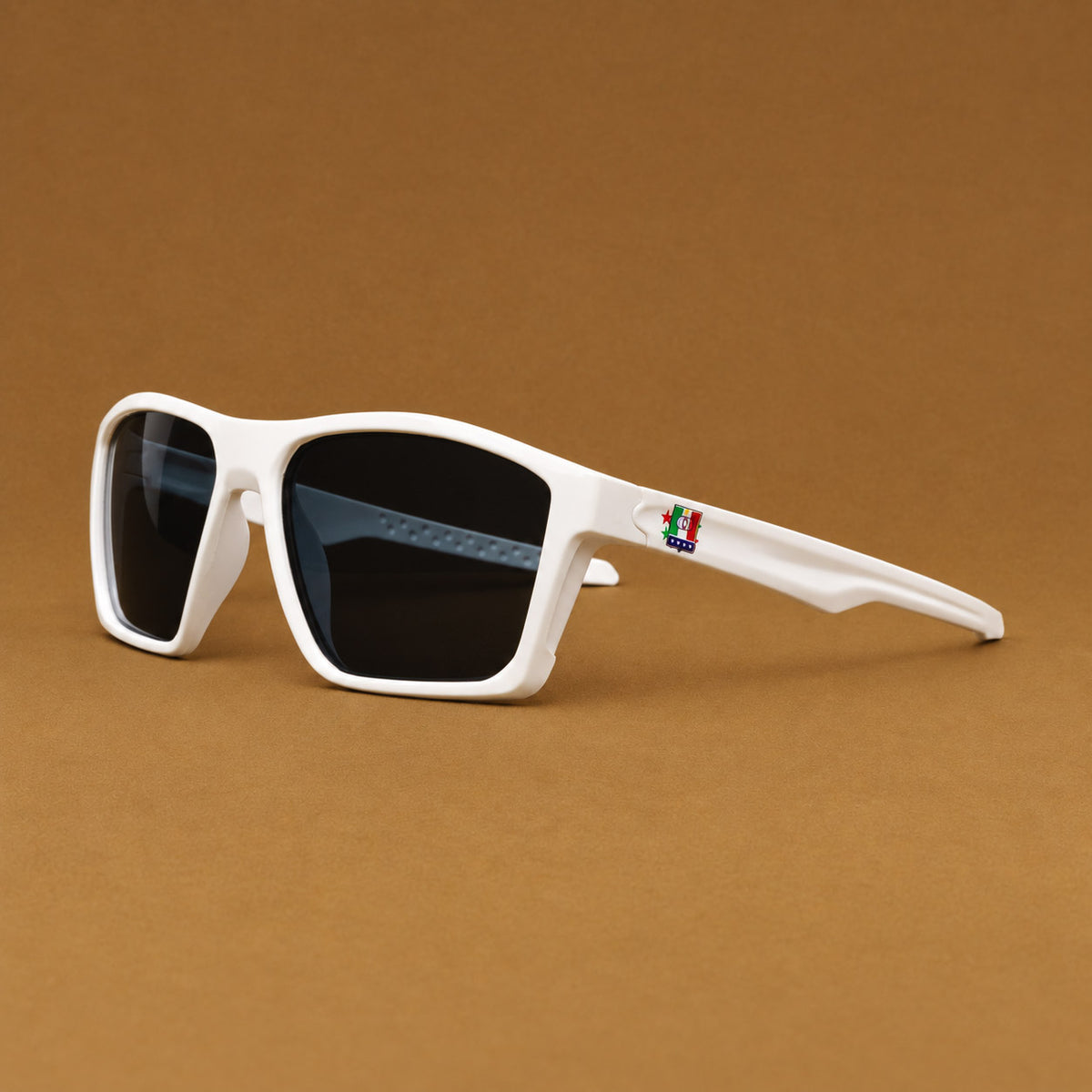 Gafas de sol deportivas blancas con escudo de Once Caldas en varilla Piclek