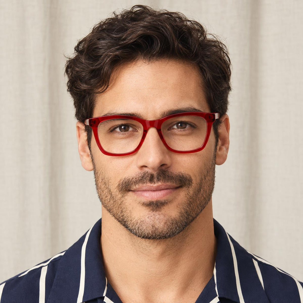 Hombre usando montura cuadrada en acetato rojo cristalino Piclek