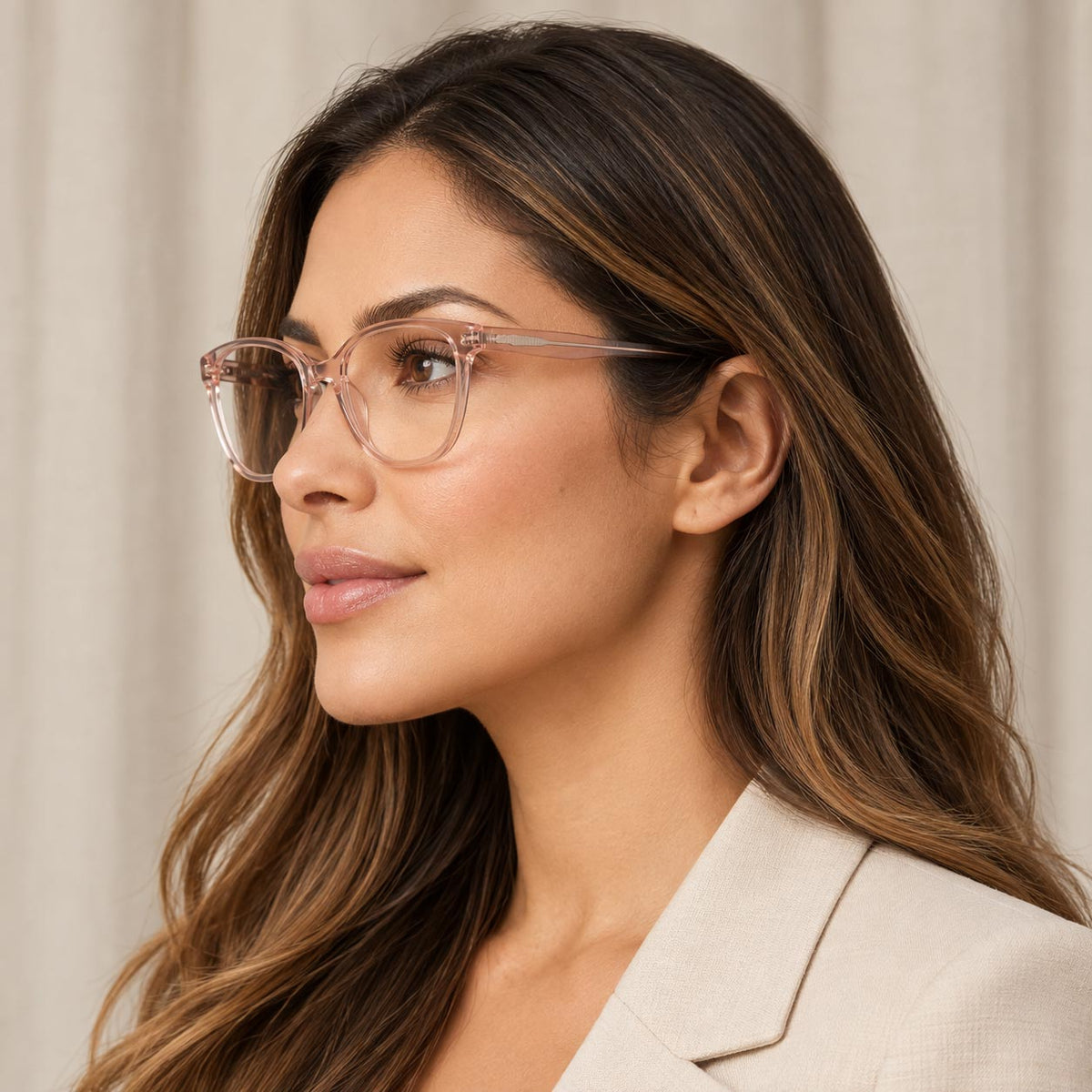 Mujer luciendo montura Cat Eye rosa cristal Piclek