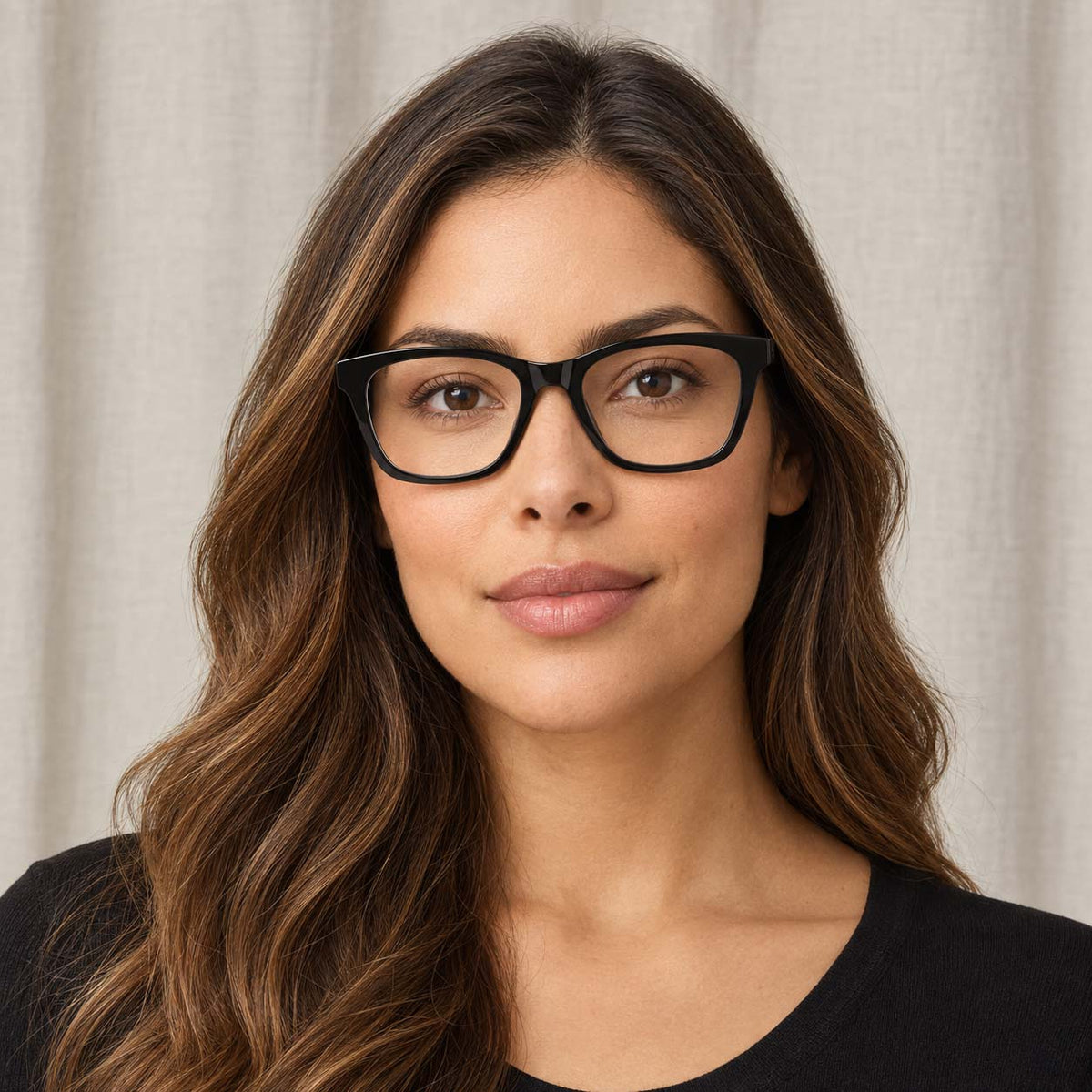 Mujer usando gafas cuadradas unisex estilo wayfarer en negro Piclek