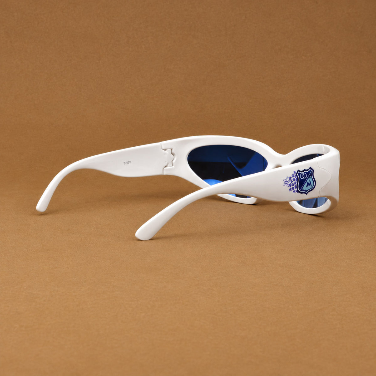 Perfil lateral e interior de montura envolvente blanca con diseño deportivo Piclek