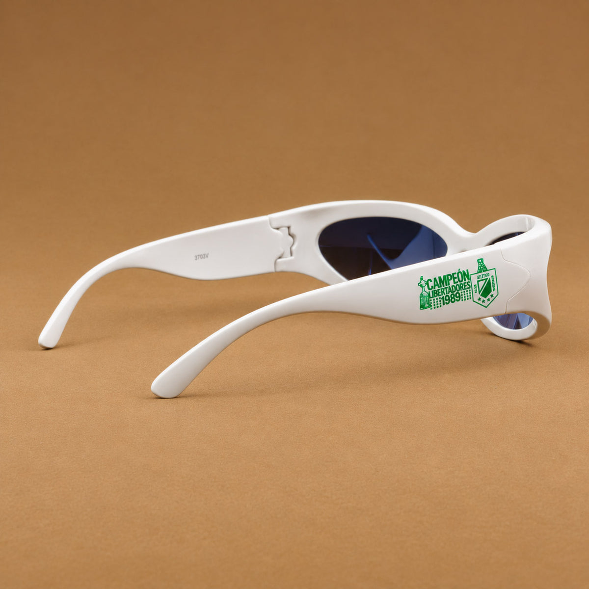 Perfil trasero de gafas de sol blancas mostrando escudo del atletico nacional en varilla ancha Piclek